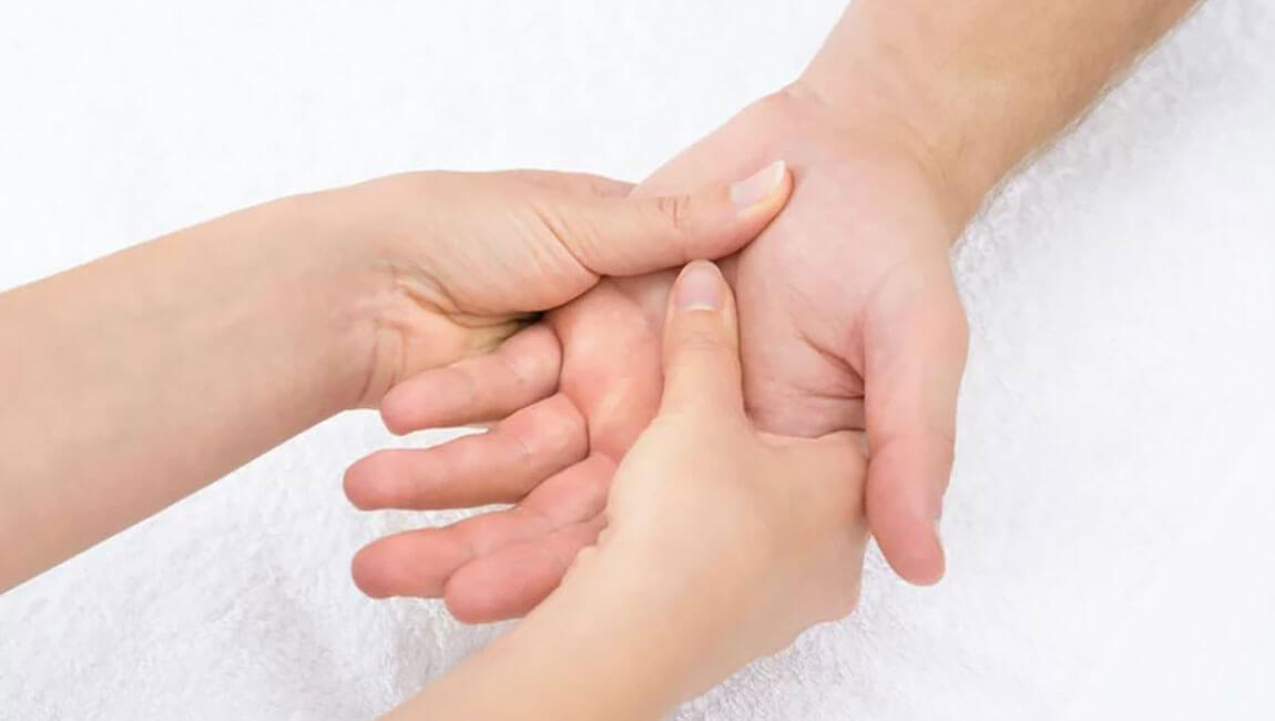 Massagem nas Mãos